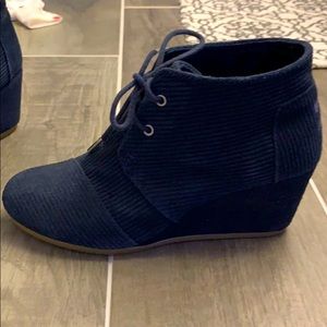 Tom’s navy blue courderoy wedges